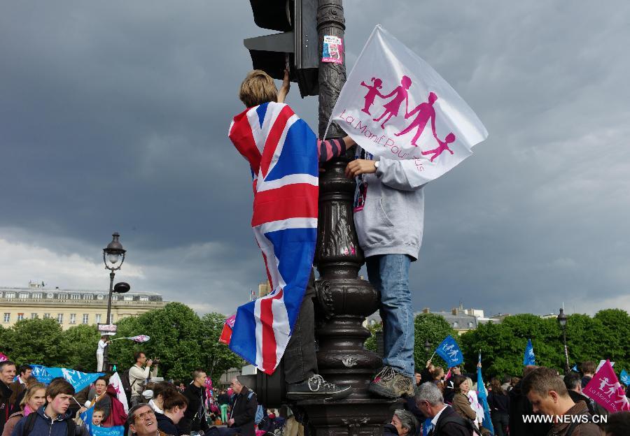 People protest against the France's new gay marriage law in Paris, France, on May 26, 2013.(Xinhua/Zheng Suchun) 