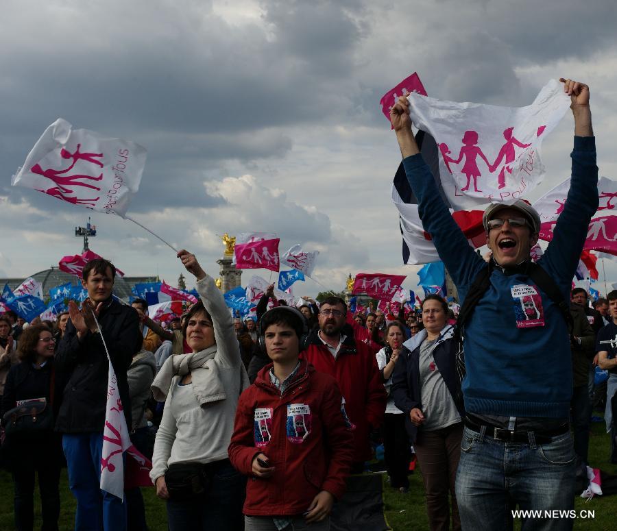 People protest against the France's new gay marriage law in Paris, France, on May 26, 2013.(Xinhua/Zheng Suchun) 