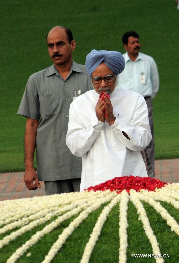 Indian Prime Minister Manmohan Singh (front) pays floral tribute to India's first Prime Minister Late Pandit Jawaharlal Nehru at a remembrance ceremony to mark Nehru's 49th death anniversary at Shanti Van in New Delhi, capital of India, May 27, 2013. (Xinhua/Partha Sarkar) 