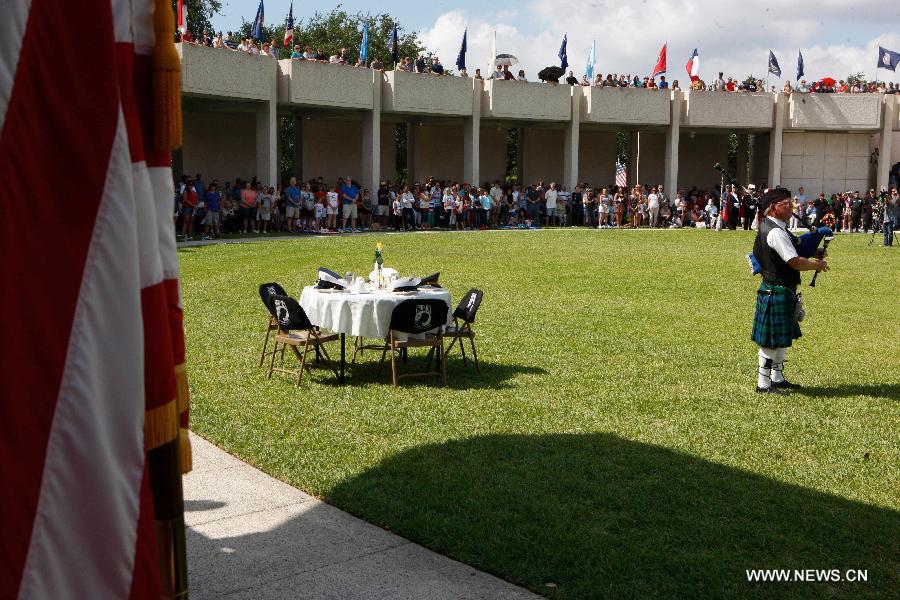 A flutist performs during a ceremony to mark the Memorial Day in Houston, the United States, May 27, 2013. (Xinhua/Song Qiong) 