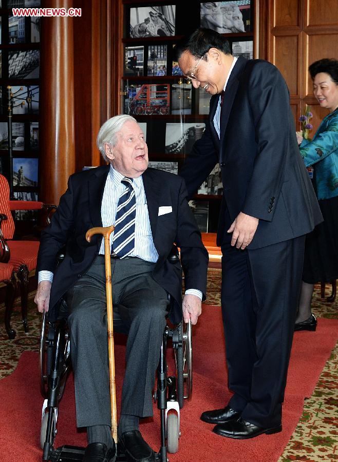 Chinese Premier Li Keqiang (R, front) meets with former German Chancellor Helmut Schmidt in Berlin, capital of Germany, May 27, 2013. (Xinhua/Li Tao) 