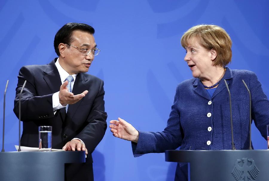 Chinese Premier Li Keqiang (L) and German Chancellor Angela Merkel attend a joint press conference after their talks in Berlin, capital of Germany, May 26, 2013. (Xinhua/Ju Peng) 