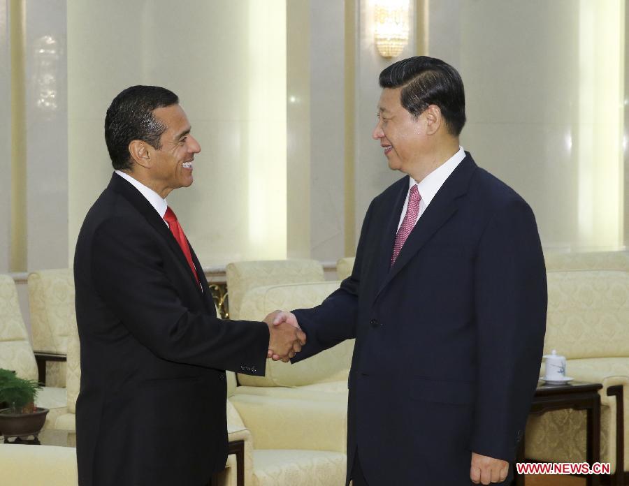 Chinese President Xi Jinping (R) meets with Antonio Villlaraigosa, mayor of Los Angeles of the United States, at the Great Hall of the People in Beijing, capital of China, May 28, 2013. (Xinhua/Ding Lin) 