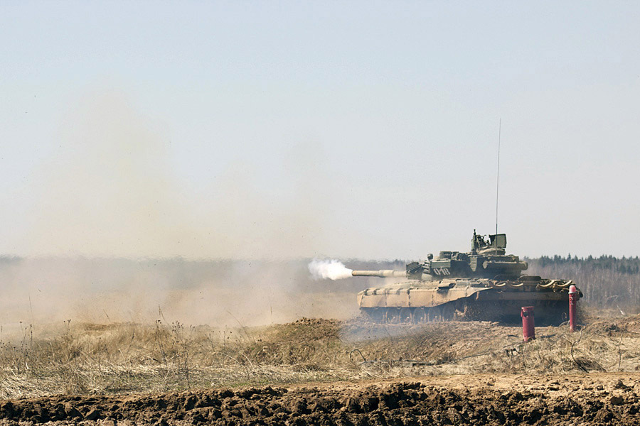 Russia's T-90A tanks (news.xinhuanet.com/mil)