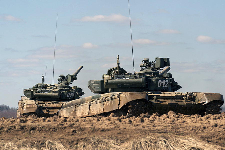 Russia's T-90A tanks (news.xinhuanet.com/mil)