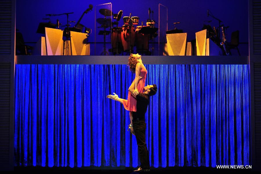 Artists perform the musical "Dirty Dancing" at Singapore's Marina Bay Sands Theatre, May 28, 2013. (Xinhua/Then Chih Wey) 