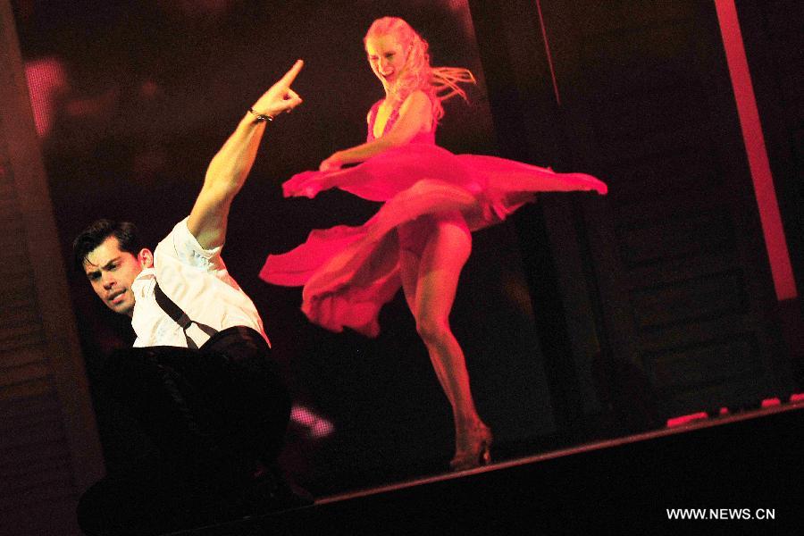 Artists perform the musical "Dirty Dancing" at Singapore's Marina Bay Sands Theatre, May 28, 2013. (Xinhua/Then Chih Wey) 