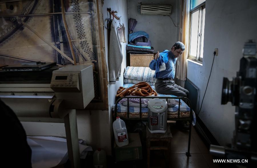 Photo taken on May 8, 2013 shows Zhang Gangning, a piano maker, takes a rest at his house in Nanjing, capital of east China's Jiangsu Province.  (Xinhua/Yang Lei)