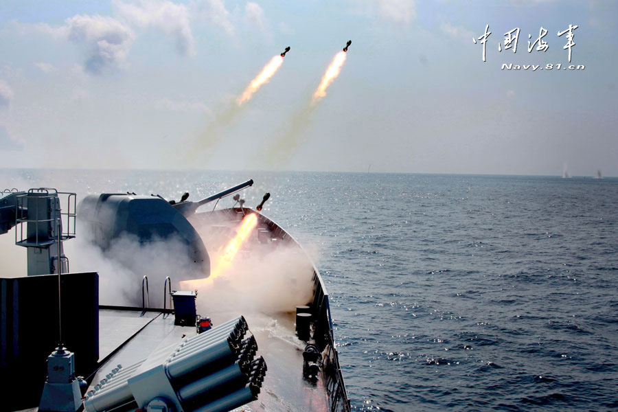 A destroyer detachment of the South Sea Fleet under the Navy of the Chinese People's Liberation Army (PLA) conducts real-combat confrontation drills in unfamiliar waters. (navy.81.cn/Li Zhanglong, Yu Lin)