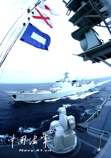 A destroyer detachment of the South Sea Fleet under the Navy of the Chinese People's Liberation Army (PLA) conducts real-combat confrontation drills in unfamiliar waters. (navy.81.cn/Li Zhanglong, Yu Lin)