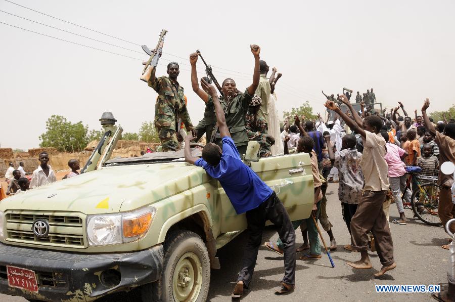 Local resdidents welcome soldiers returning from battlefield, in El Rahad of Sudan's North Kordofan State May 28, 2013. Sudanese army announced on Monday that it has liberated the strategic area of Abu Karshula in South Kordofan State from rebels of the Revolutionary Front. (Xinhua/Mohammed Babiker)