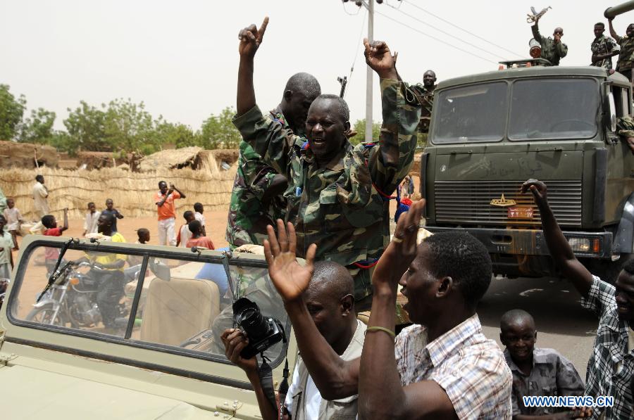 Local resdidents welcome soldiers returning from battlefield, in El Rahad of Sudan's North Kordofan State May 28, 2013. Sudanese army announced on Monday that it has liberated the strategic area of Abu Karshula in South Kordofan State from rebels of the Revolutionary Front. (Xinhua/Mohammed Babiker)