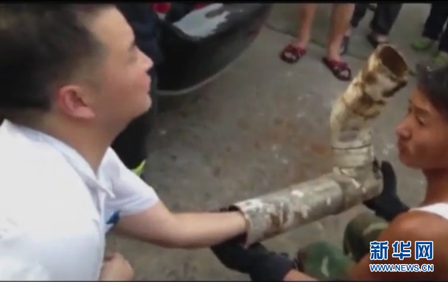 Rescuers discuss the next plan for cutting the pipe. (Xinhua Photo)