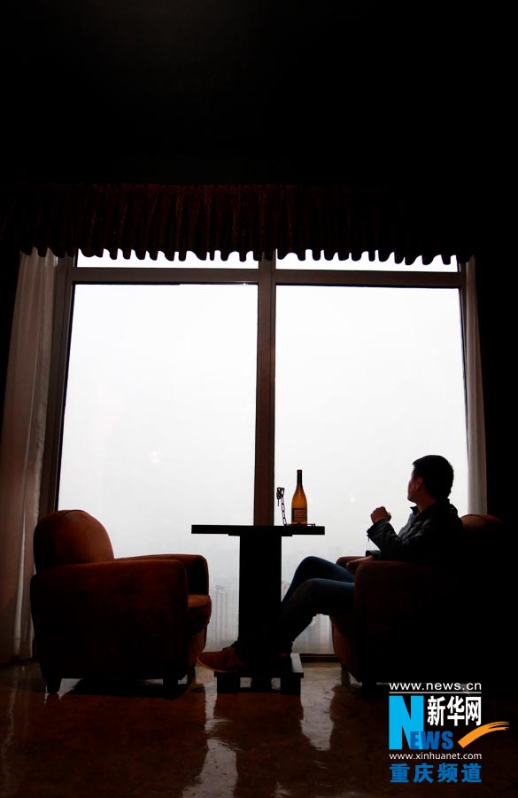 Haohe Chongqing wine club is on the 44th floor of a commercial building; some white collar workers in Chongqing like to relax themselves here. (Photo/ Xinhua)