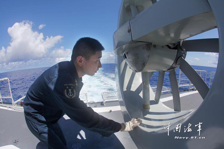 The far-sea training taskforce under the North Sea Fleet of the Navy of the Chinese People's Liberation Army (PLA) continues training in the waters of the West Pacific for far-sea training on May 28, 2013. (navy.81.cn/Yi Hang)