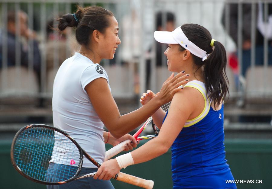 Zheng Jie (R)/Zhang Shuai of China celebrate after winning women's doubles first round match against Timea Babos of Hungary /Mandy Minella of Luxembourg at the 2013 French Open tennis tournament at Roland Garros in Paris, France on May 29, 2013. Zheng Jie/Zhang Shuai won 2-1. (Xinhua/Bai Xue)