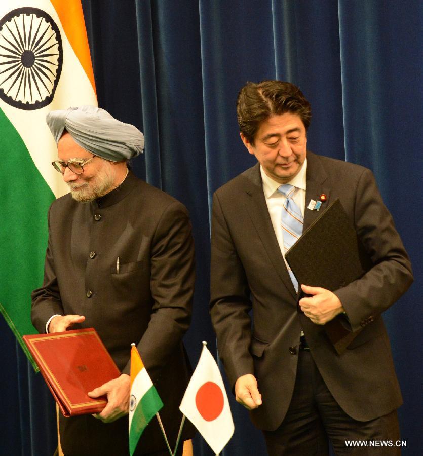 Japanese Prime Minister Shinzo Abe (R) and his Indian counterpart Manmohan Singh attend a joint press conference in Tokyo, Japan on May 29, 2013. (Xinhua/Ma Ping) 