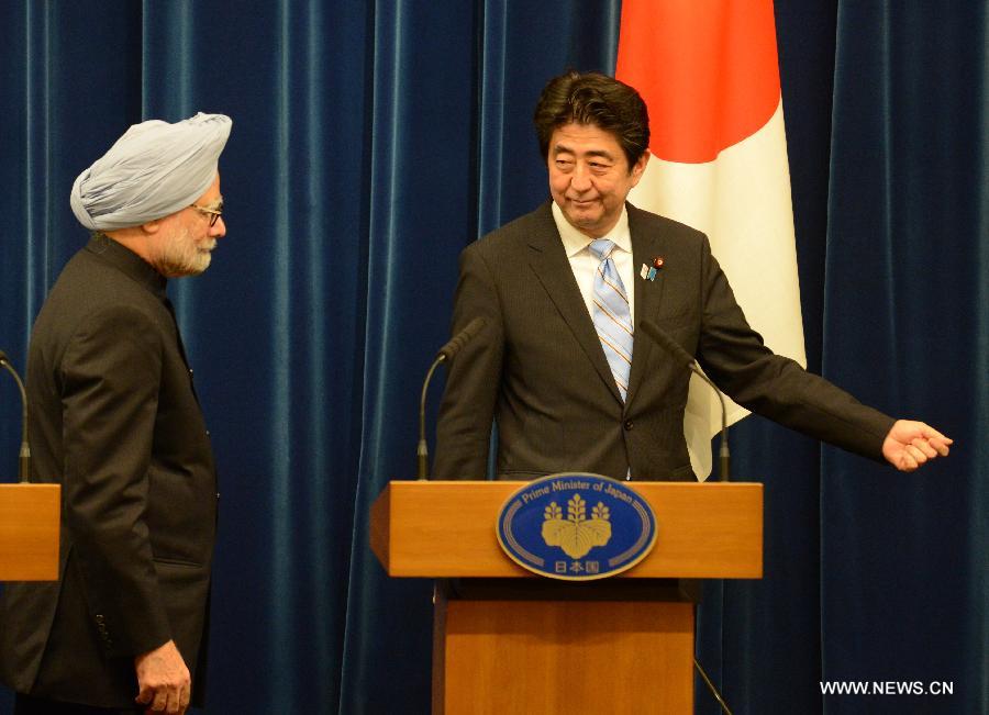 Japanese Prime Minister Shinzo Abe (R) and his Indian counterpart Manmohan Singh attend a joint press conference in Tokyo, Japan on May 29, 2013. (Xinhua/Ma Ping) 