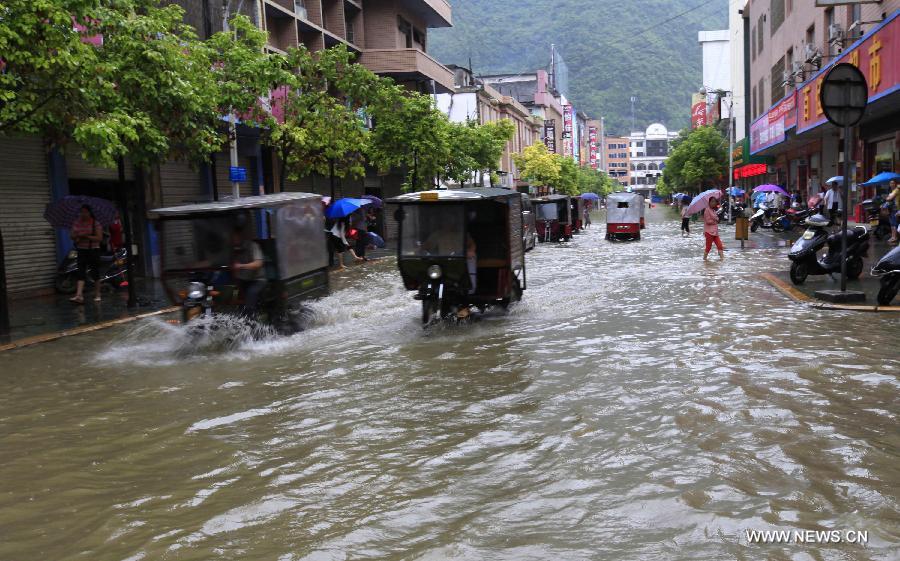 Cars drive on the flooded road in Fengshan County, south China's Guangxi Zhuang Autonomous Region, May 29, 2013. Fengshan County was hit by the heaviest rainfall of the year on Wednesday morning. (Xinhua/Zhou Enge) 