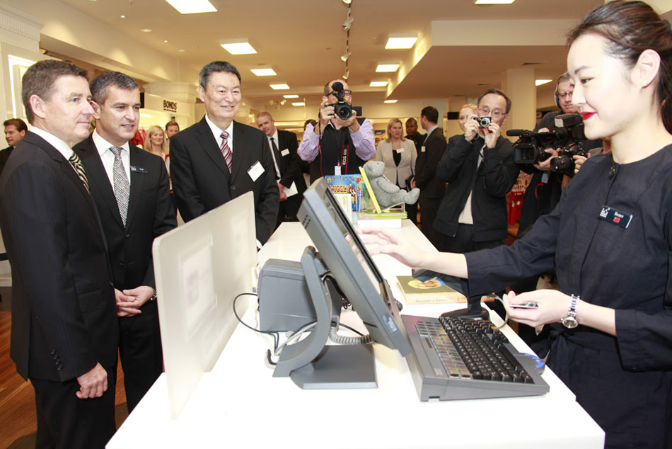 UnionPay makes its first card transaction at David Jones. (People’s Daily Online / He Ji)