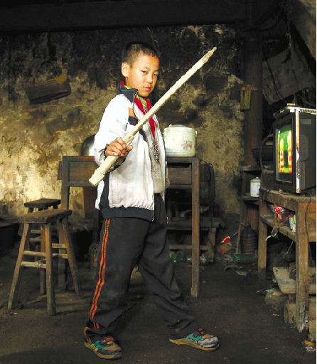 Wu Daliang,13 plays with a wooden sword made by himself.(Photo/ CFP)