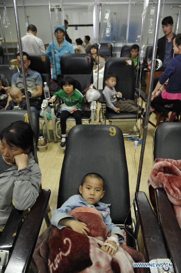 Children receive treatment at the Guizhou Provincial People's Hospital in Guiyang, capital of southwest China's Guizhou Province, May 29, 2013. A suspected food poisoning sickened 51 children Wednesday at the Chunfeng Kindergarten in Guiyang. (Xinhua/Ou Dongqu)