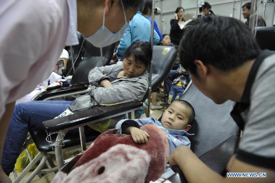 A child receives treatment at the Guizhou Provincial People's Hospital in Guiyang, capital of southwest China's Guizhou Province, May 29, 2013. A suspected food poisoning sickened 51 children Wednesday at the Chunfeng Kindergarten in Guiyang. (Xinhua/Ou Dongqu)