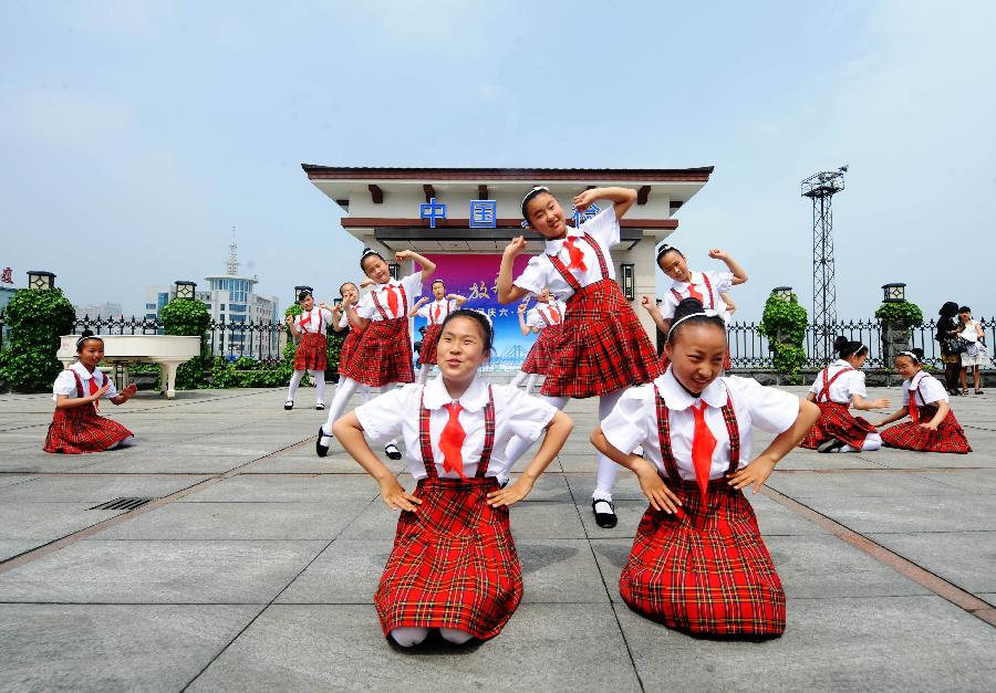 Students perform dance for soldiers to celebrate the coming International Children's Day in Dandong, northeast China's Liaoning Province, May 29, 2013. Various activities are held in Chinese cities to celebrate the coming International Children's Day. (Xinhua/Yang Qing) 