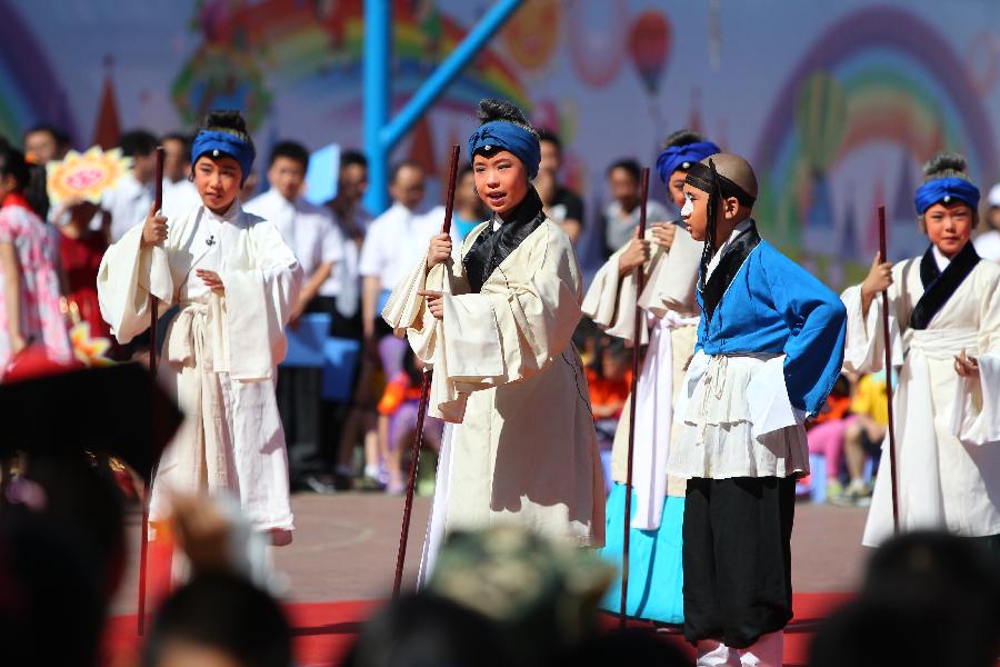 Pupils of Zhongguancun No. 1 Primary School perform Beijing opera during an art festival held by the school for celebrating the International Children's Day in Beijing, capital of China, May 30, 2013. (Xinhua/Wang Ying) 