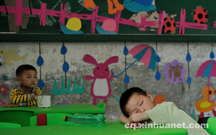 During the noon break, preschool students have a rest in the classroom. 90 percent of students in Shijiao Yingshan School are left-behind children separated from their parents who seek jobs in big cities. (Photo by Huang Junhui/ cq.xinhuanet.com)
