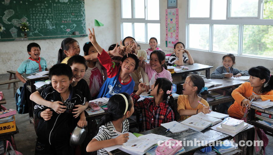 Students in grade five pose for a photo. 90 percent of students in Shijiao Yingshan School are left-behind children separated from their parents who seek jobs in big cities. (Photo by Huang Junhui/ cq.xinhuanet.com)