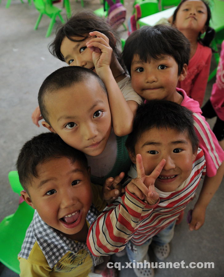 Preschool students pose for a photo. 90 percent of students in Shijiao Yingshan School are left-behind children separated from their parents who seek jobs in big cities. (Photo by Huang Junhui/ cq.xinhuanet.com)