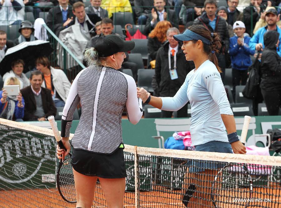 Li Na (R) of China shakes hands with Bethanie Mattek Sands of the United States after the women's singles second round match at the French Open tennis tournament at the Roland Garros stadium in Paris, France, May 30, 2013. Li Na lost the match 1-2. (Xinhua/Gao Jing)