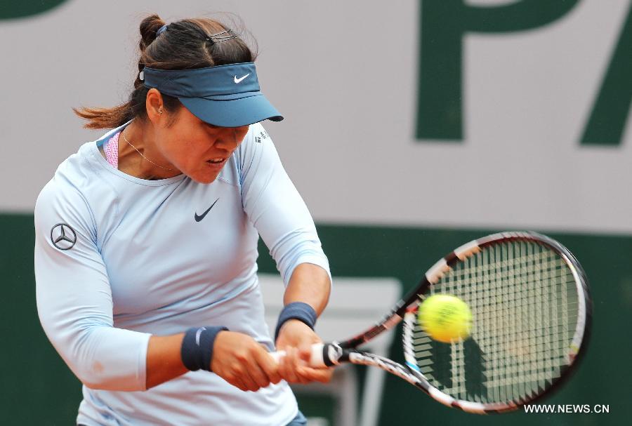 Li Na of China returns the ball during the women's singles second round match against Bethanie Mattek Sands of the United States at the French Open tennis tournament at the Roland Garros stadium in Paris, France, May 30, 2013. Li Na lost the match 1-2. (Xinhua/Gao Jing)