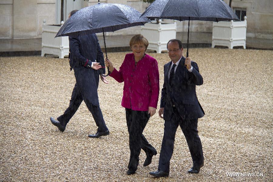 French President Francois Hollande (R) and visiting German Chancellor Angela Merkel attend a joint press conference at the presidential Elysee Palace, in Paris, France, May 30, 2013. Hollande said Thursday he and Merkel have decided to push for a full-time chief to oversee the eurozone's economic policy. (Xinhua/Tang Ji) 