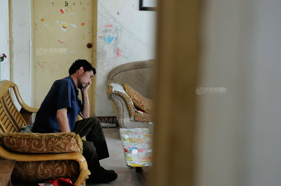 Distraught and lonely, Xu's father tries to reduce his pain of losing daughter by alcohol. (www.iqilu.com/ Yu Peng)