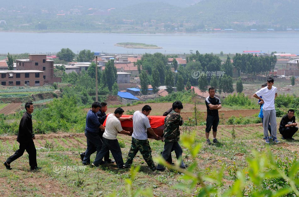 Shocked by Xu's death, the villagers wish the girl will be happy in the heaven. (www.iqilu.com/ Yu Peng)