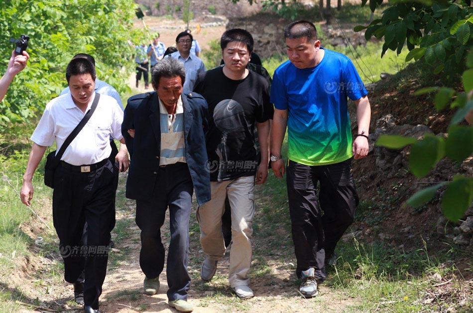 The suspect's father identifies the crime scenes.  (Photo/ www.iqilu.com/)