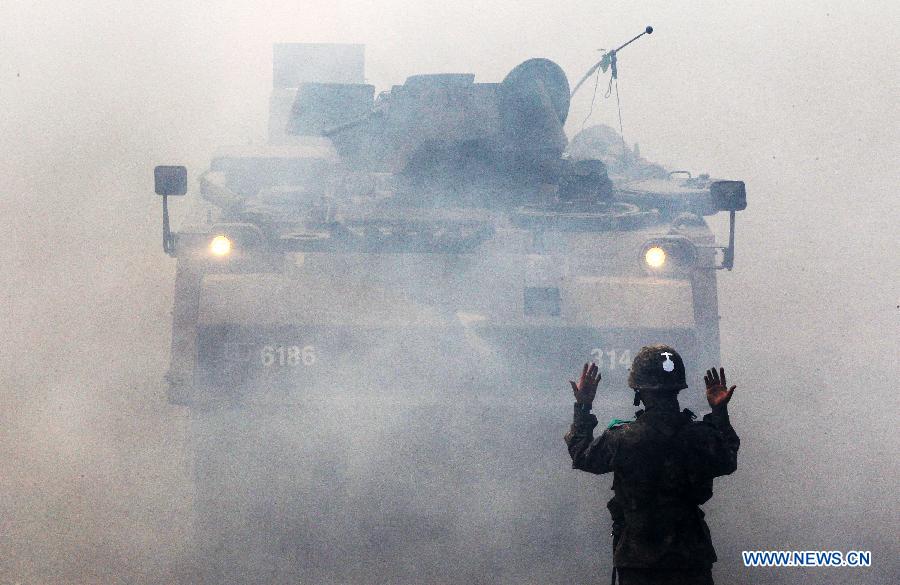 South Korean Army's armored vehicle crosses a river during an annual joint river crossing exercise organized by the United States and South Korea at the Namhan river in Yeoncheon, Gyeonggi province of South Korea, May 30, 2013. (Xinhua/Park Jin-hee) 