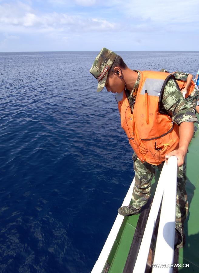 A marine officer checks the condition of the vessel's anchor, south China's Hainan Province, May 31, 2013. The vessel accomplished a 10-hour patrol of the sea areas around Yongle Islands on Friday. (Xinhua/Wei Hua)