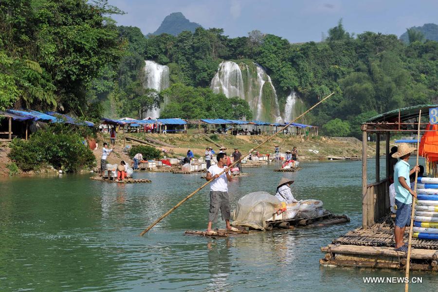 Vietnamese dealers pole their rafts to sell Vietnamese goods at the Detian Waterfalls scenic spot on the border between China and Vietnam, in Shuolong Township of Daxin County, south China's Guangxi Zhuang Autonomous Region, May 28, 2013. Small amount of border trade in the first four months in Guangxi has seen a jump of 50.8 percent year on year to 3.03 billion US dollars, according to the latest statistics from the Nanning Customs. (Xinhua/Zhou Hua)