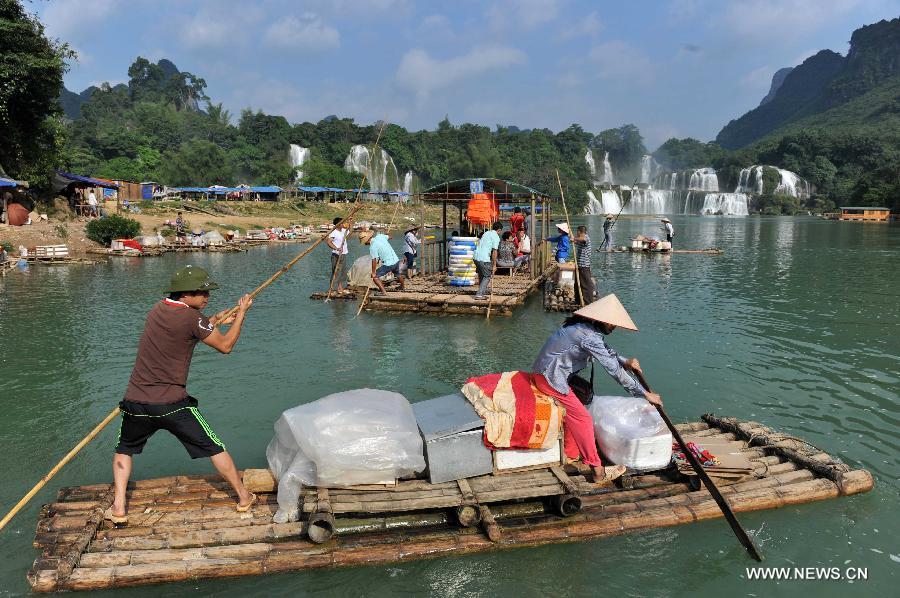 Vietnamese dealers pole their rafts to sell Vietnamese goods at the Detian Waterfalls scenic spot on the border between China and Vietnam, in Shuolong Township of Daxin County, south China's Guangxi Zhuang Autonomous Region, May 28, 2013. Small amount of border trade in the first four months in Guangxi has seen a jump of 50.8 percent year on year to 3.03 billion US dollars, according to the latest statistics from the Nanning Customs. (Xinhua/Zhou Hua)