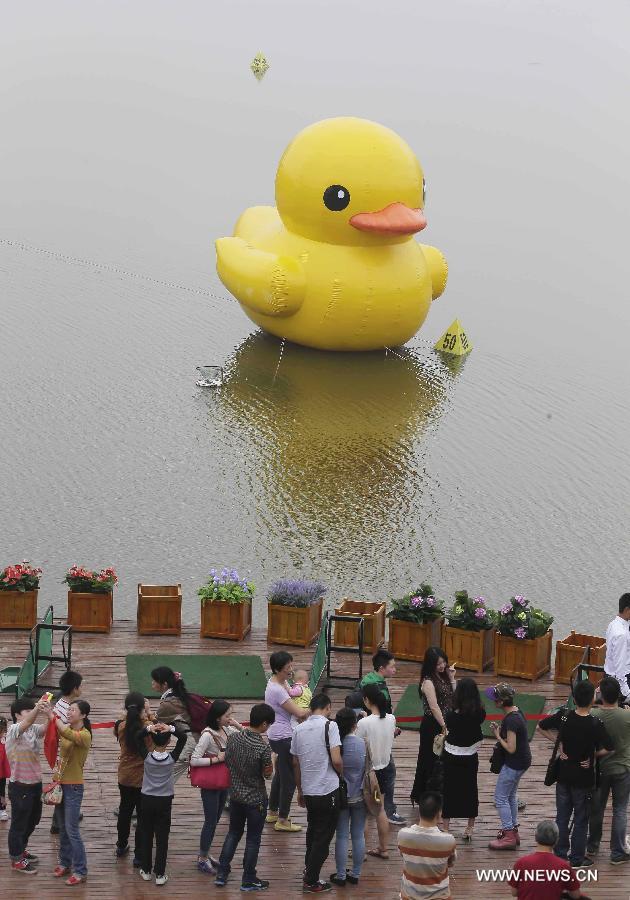 Photo taken on June 1, 2013 shows a mini rubber duck floating on a lake in the Hannan District of Wuhan, capital of central China's Hubei Province. The duck, made by a property company, is a mini copy of the huge rubber duck which appeared in Hong Kong, south China, on May 2. (Xinhua) 