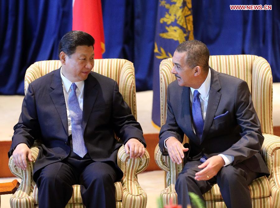 Chinese President Xi Jinping (L) meets with President of Trinidad and Tobago Anthony Carmona in Port of Spain, Trinidad and Tobago, June 1, 2013. (Xinhua/Lan Hongguang)
