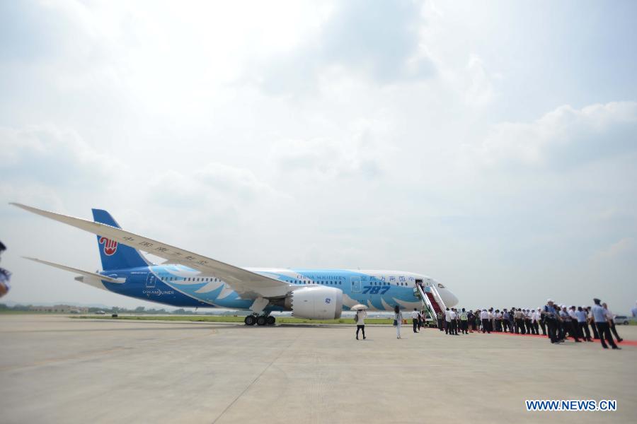 A Boeing 787 Dreamliner run by China Southern Airlines arrives in Guangzhou, capital of south China's Guangdong Province, June 2, 2013. This was the first Boeing 787 Dreamliner obtained by China. (Xinhua/Wang Jianhua)