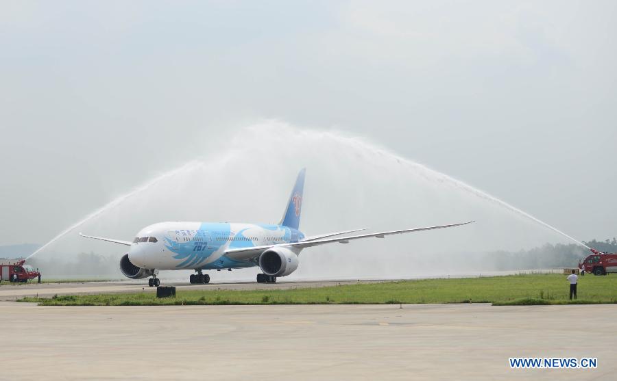 A Boeing 787 Dreamliner run by China Southern Airlines arrives in Guangzhou, capital of south China's Guangdong Province, June 2, 2013. This was the first Boeing 787 Dreamliner obtained by China. (Xinhua/Wang Jianhua)