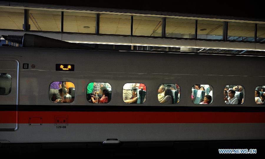 Passengers board a high-speed train from Kaohsiung to Taipei in southeast China's Taiwan, June 2, 2013. High-speed rails in Taiwan were delayed or canceled due to the earthquake which struck Taiwan's Nantou County Sunday afternoon. A 6.7-magnitude earthquake jolts Nantou County, South of Taiwan on Jun. 2, 2013, leaving 2 dead and 21 injured. (Xinhua/Tao Ming) 