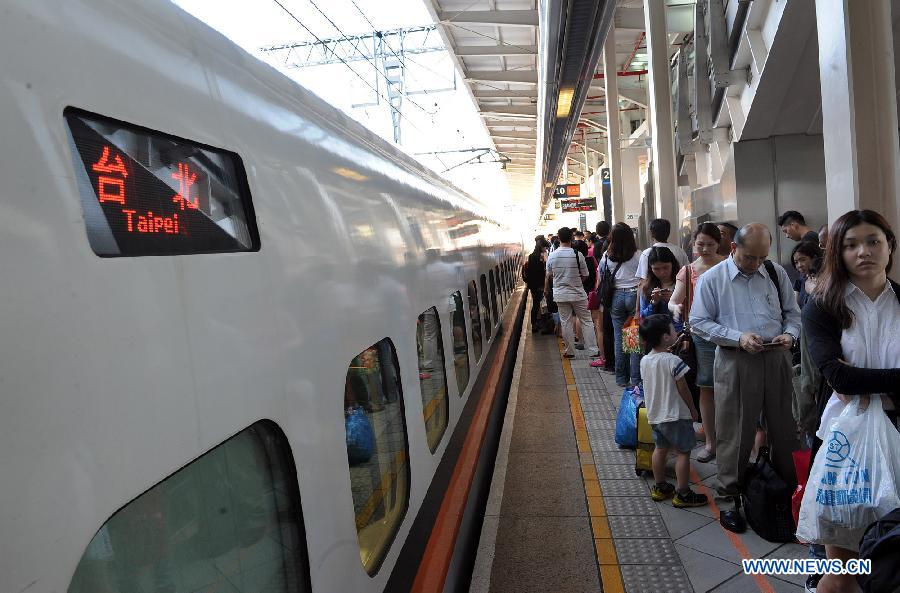 Passengers line up to board a high-speed train from Kaohsiung to Taipei in southeast China's Taiwan, June 2, 2013. High-speed rails in Taiwan were delayed or canceled due to the earthquake which struck Taiwan's Nantou County Sunday afternoon. A 6.7-magnitude earthquake jolted Nantou County, South of Taiwan on Jun. 2, 2013, leaving 2 dead and 21 injured. (Xinhua/Tao Ming) 