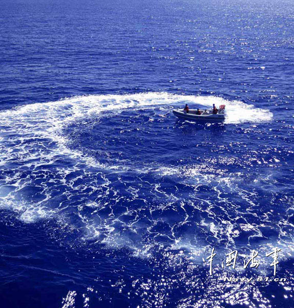 The high-sea training taskforce under the North China Sea Fleet of the Navy of the Chinese People's Liberation Army (PLAN) organized its ship-borne speed boats to conduct drill on the morning of May 30, 2013. (Chinamil.com.cn/Yin Hang and Hu Quanfu)