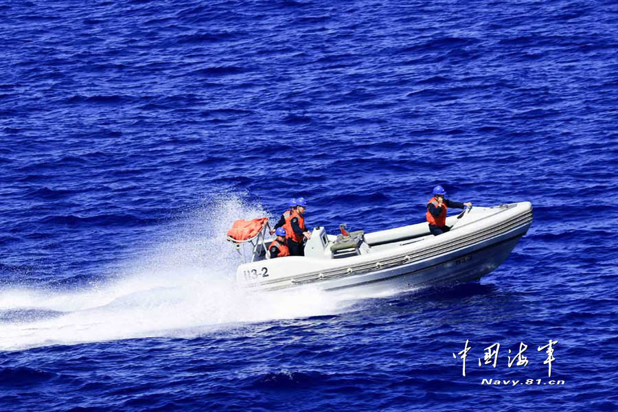 The high-sea training taskforce under the North China Sea Fleet of the Navy of the Chinese People's Liberation Army (PLAN) organized its ship-borne speed boats to conduct drill on the morning of May 30, 2013. (Chinamil.com.cn/Yin Hang and Hu Quanfu)